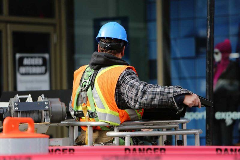 construction-worker-danger-safety-8159-800x533