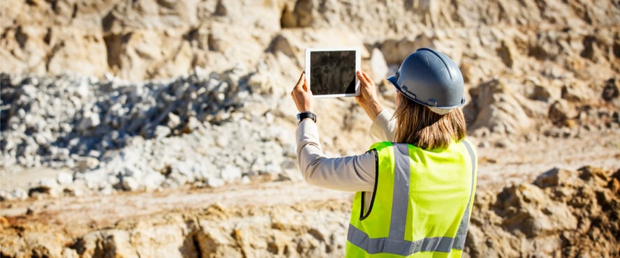 Asite_Blog_4_Reasons_to_Embrace_Digital_Tech_in_2022_Construction_Worker_Tablet