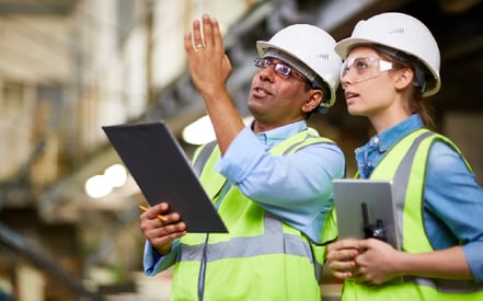 Asite_Blog_4_Tips_to_Keep_Your_Team_Safe_On-site_Workers_Tablet_Tech