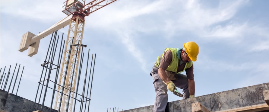 Asite_Blog_4_Ways_to_Overcome_Construction_Labor_Shortage_Worker_Jobsite_Crane