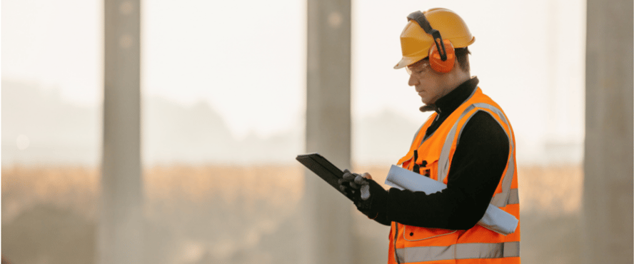 Asite_Blog_How_a_Surge_of_Smart_Devices_Are_Driving_a_Connected_Construction_Workforce_jobsite_tablet