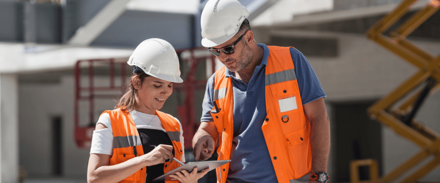 Asite_Blog_What_New_Laws_&_Rules_Are_Impacting_UK_&_Dutch_Construction_tablet_people