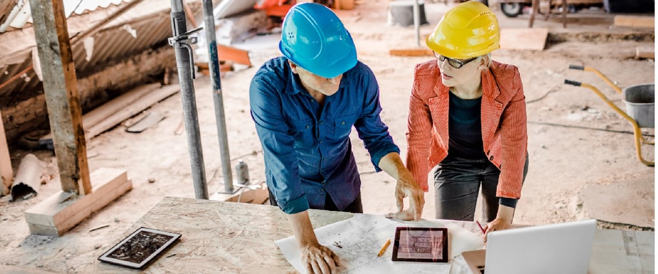 Asite_Blog_Why_Your_Company_Needs_Construction_Bid_Management_Software_Construction_Site_Architects_Tablet